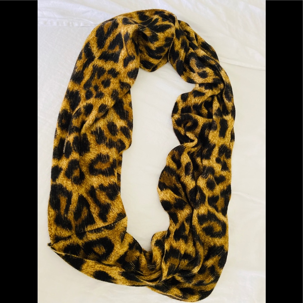 ⭐️AUTHENTIC MICHAEL KORS INFINITY LEOPARD SCARF⭐️
